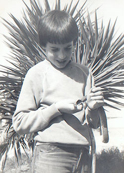 David de niño con culebra